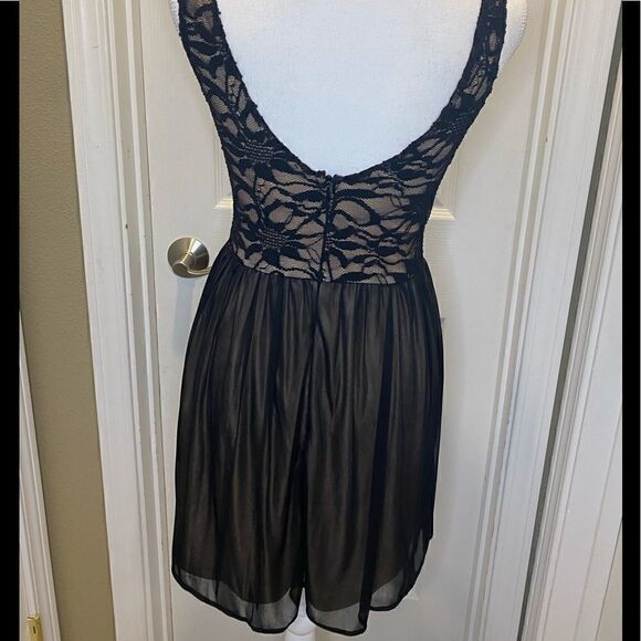 Classic Dress a Closet Must!  Size 3/4 - Picture 5 of 7